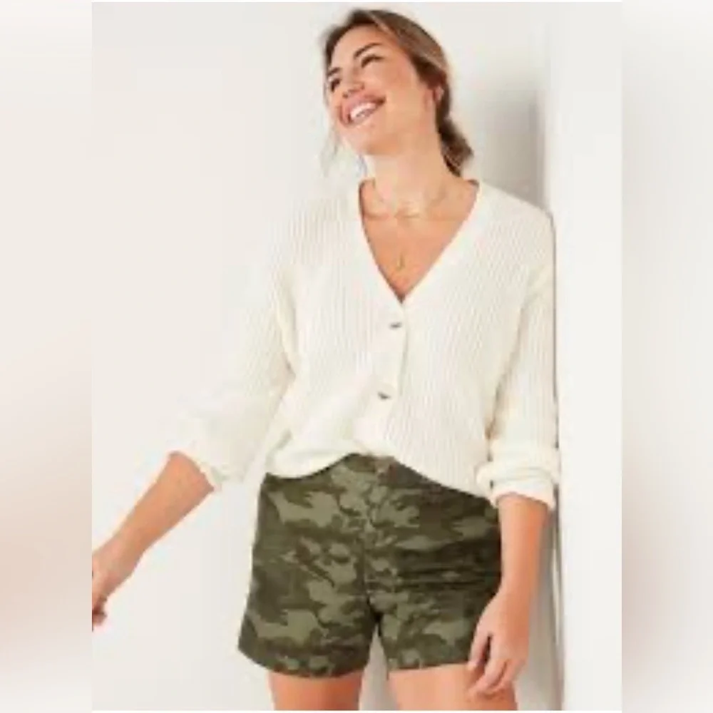 Old Navy Everyday Green Camouflage Mid-Rise Shorts. Women’s 4 - Picture 2 of 11